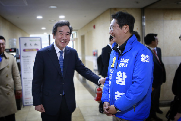 ▲ 서울 양천갑 황희 후보 지지방문 나선 이낙연 선대위원장.