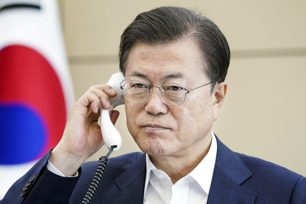▲ 콜롬비아 대통령과 통화하는 문재인 대통령.