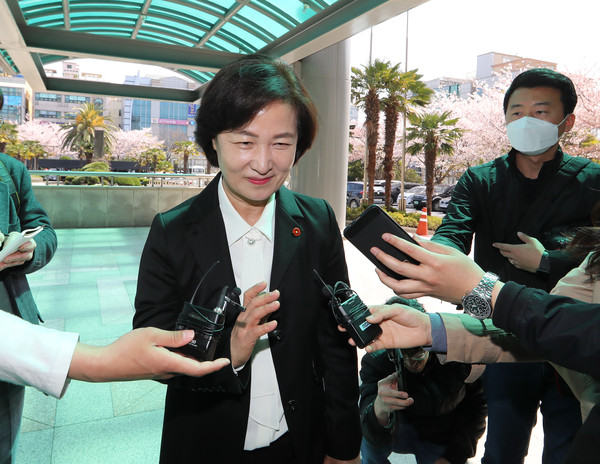 ▲ 취재진 질문에 답하는 추미애 법무부 장관.