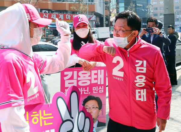 ▲ 선거운동원 격려하는 김용태 후보.