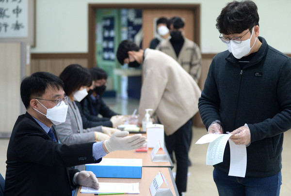 ▲ 안심 투표소를 시범 운영하는 전라북도선거관리위원회 관계자들.