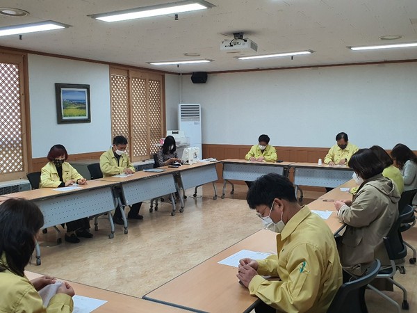 ▲ 면 마스크를 만드는 중인 광주광역시동부교육지원청 직원들.