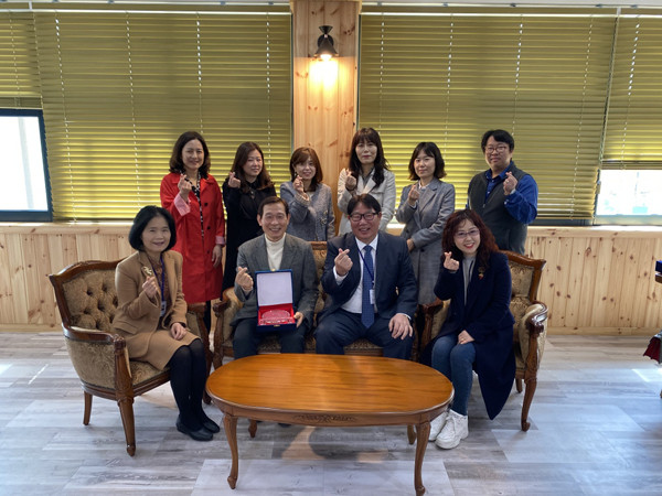 ▲ 김수규 의원, 휘경여중 학교시설개선 공로 감사패 수여.