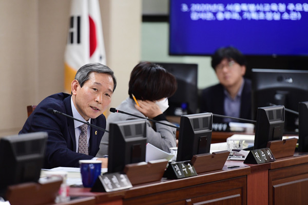 ▲ 제291회 임시회 제1차 교육위원회 회의에서 코로나 19 대응책 점검 등과 관련해서 발언하고 있는 김수규 의원(맨 왼쪽).