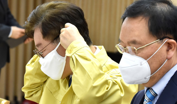 ▲ 마스크 착용하는 이재명 경기도지사.