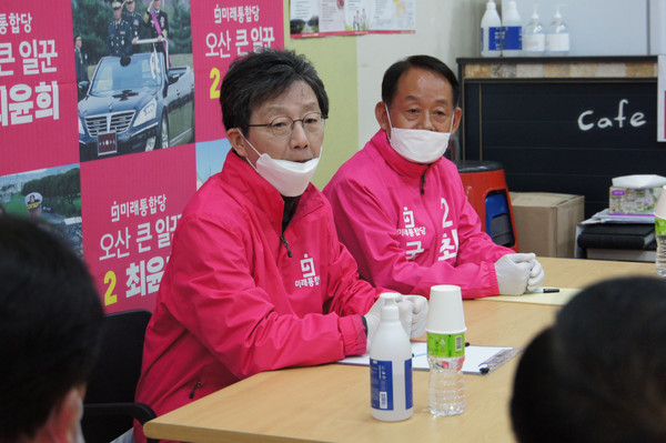 ▲ 최윤희 후보 지지하는 유승민 의원(왼쪽).