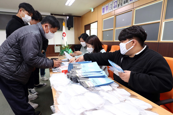 ▲ 옹진군 영흥면 이장과 자원봉사자들이 주민들의 신분을 확인하며 손소독제와 면마스크를 배부하고 있다.
