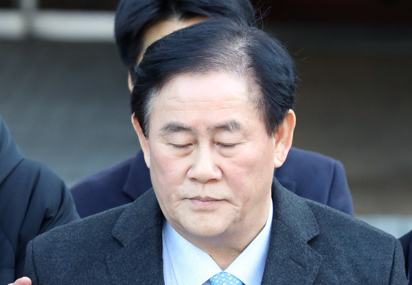 ▲ 굳은 표정으로 법정 나서는 최경환 의원.