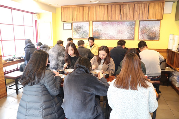 ▲ 지난 4일, 박준희 구청장이 직원 30여명과 함께 확진자가 다녀간 관내 식당을 찾아 점심식사를 하고 있다.