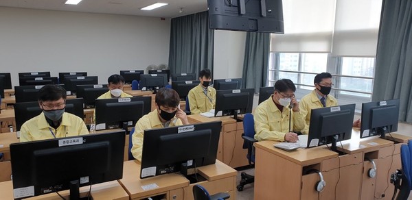 ▲ 전남교육연구정보원 내 설치된 원격교육 긴급지원 콜센터.