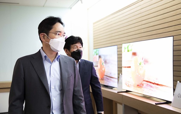 ▲ 삼성디스플레이 제품 보는 이재용 부회장.