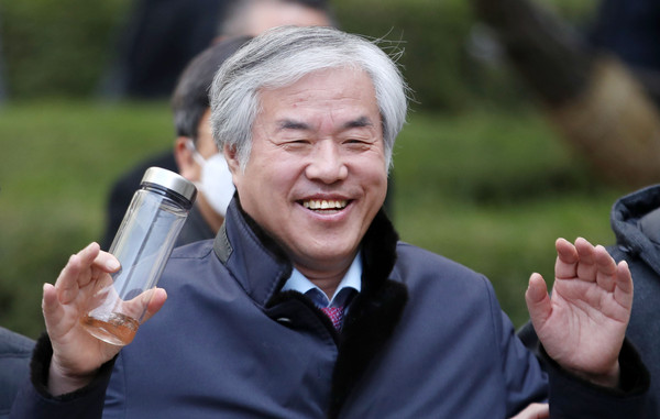 ▲ 환하게 웃으며 법정 나서는 전광훈 목사.