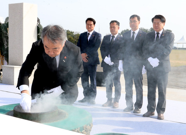 ▲ 제주 4·3 평화공원 참배하는 송재호 후보.