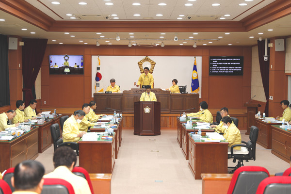 ▲ 진도군의회, 코로나19 위기 극복 원포인트 임시회 개회.