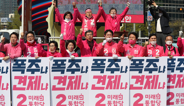 ▲ 대국민 호소 합동유세하는 황교안 종로구 후보와 오세훈 광진을, 나경원 동작을 후보를 비롯한 서울지역 후보들, 유승민 의원, 박형준, 신세돈 공동선대위원장.