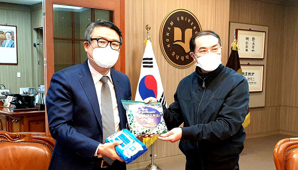 ▲ 박상철 호남대 총장(왼쪽)을 예방한 쑨시엔위 주(駐)광주 중국총영사.