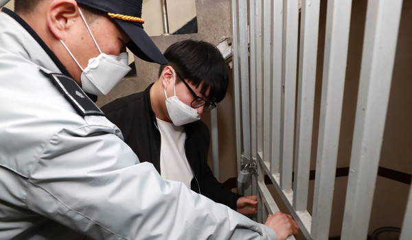 ▲ 현장 점검하는 구청 직원과 경찰들.