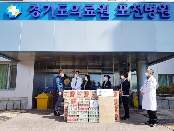 ▲ 포천의료원 의료진에게 사랑의 위문품 전달하는 포천경찰서 직원들.