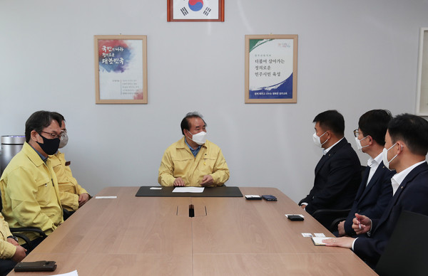 ▲ 광주광역시교육청은 KB은행으로부터 통신단말기 기증받았다.