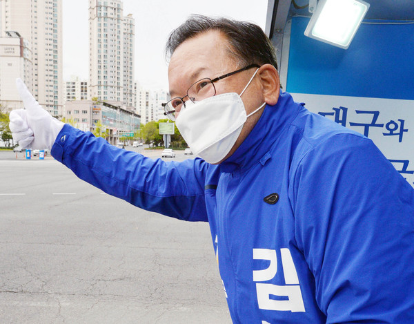 ▲ 시민들에게 인사하는 김부겸 후보.