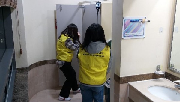 ▲ 불법 촬영 카메라 점검 모습.