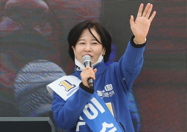 ▲ 차량유세하며 인사하는 이수진 후보.