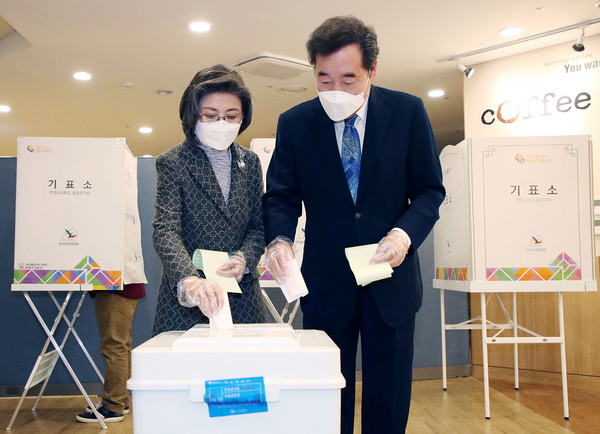 ▲ 투표하는 이낙연 후보 내외.