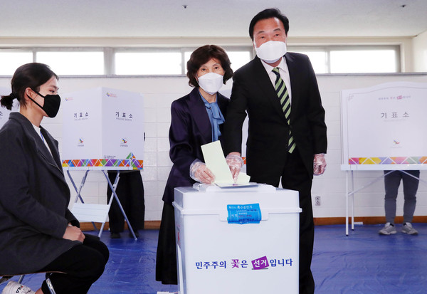 ▲ 부인과 함께 투표하는 손학규 상임선대위원장.