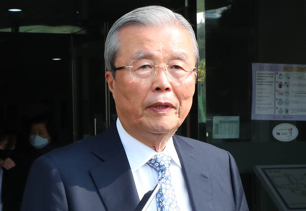▲ 취재진의 질문에 답하는 김종인 위원장.