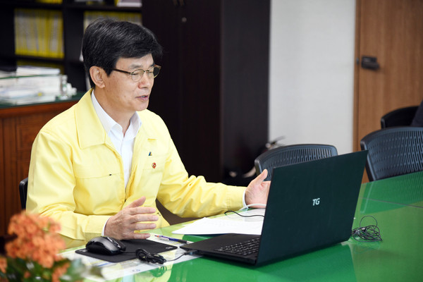 ▲ 초교 교장들 온라인 화상회의를 진행하는 이석문 제주도교육감.