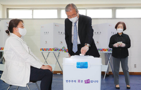 ▲ 투표하는 김종인 위원장.