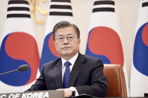 ▲ 아세안+3 특별 화상 정상회의 모니터 바라보는 문재인 대통령.