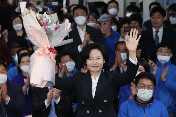 ▲ 기뻐하는 동작을 이수진 후보.