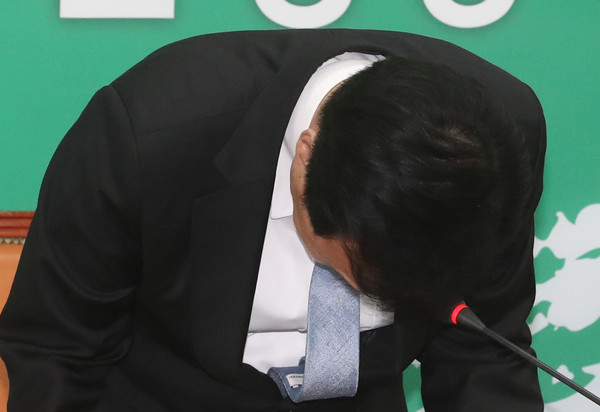 ▲ 고개숙인 손학규 상임선대위원장.