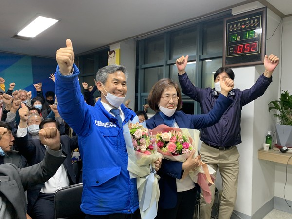 ▲ 당원들과 당선의 기쁨 나누는 김승남 당선인.