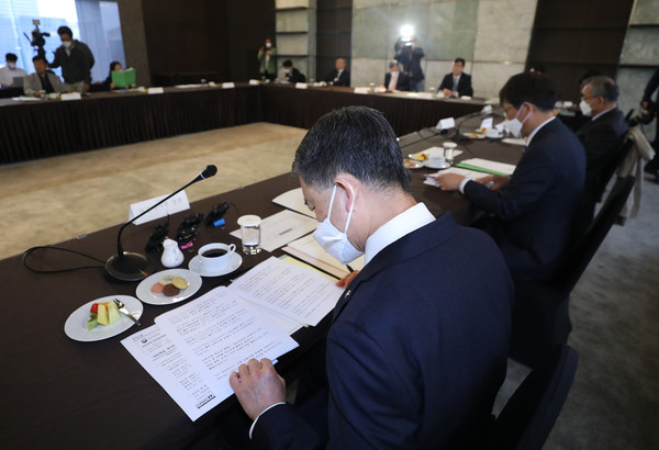 박능후 보건복지부 장관이 17일 서울 중구 더플라자호텔에서 열린 제4차 국민연금기금운용위원회에서 관련 자료를 읽고 있다. 2020.04.17.