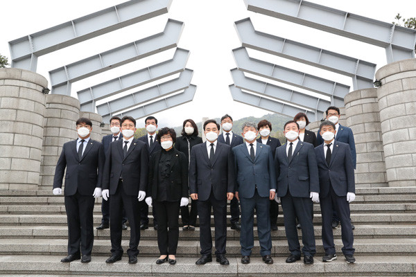 ▲ 강북구의회, 제60주년 4·19혁명 기념 민주묘지 참배.