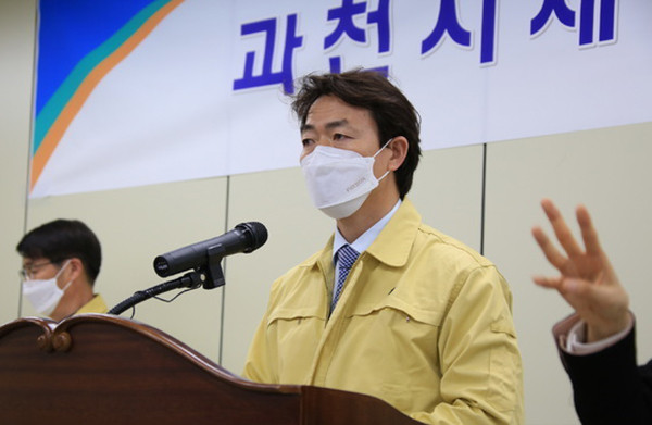 ▲ 브리핑하는 김종천 과천시장.