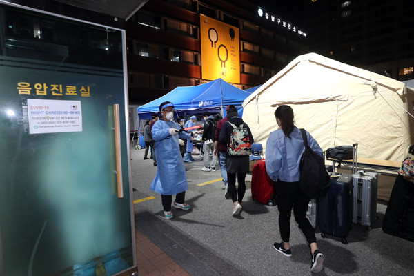 ▲ 24시간 운영중인 강남구 보건소 선별진료소.