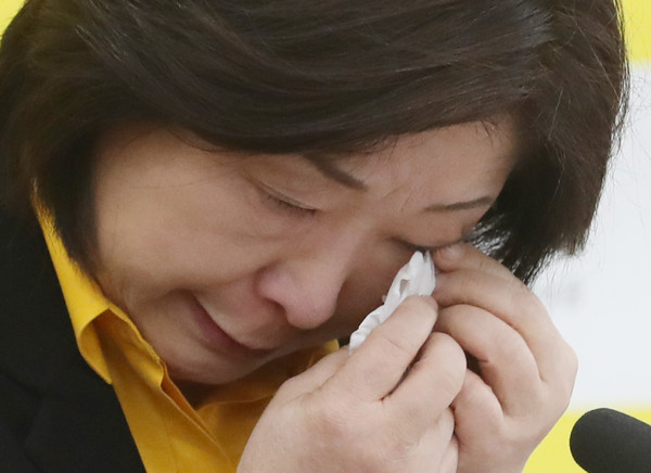 ▲ 눈물 닦는 심상정 대표.
