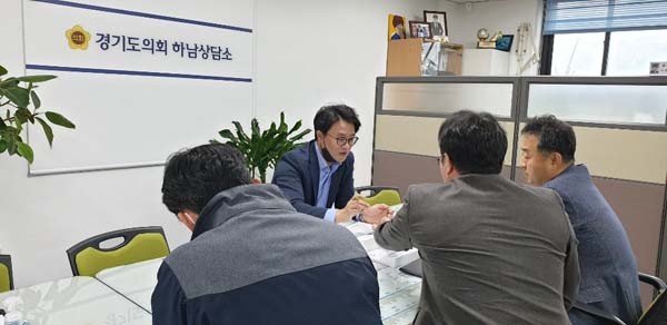 ▲ 하남덕풍 경기행복주택사업을 경기도시공사로부터 보고 받고 있는 추민규 의원.