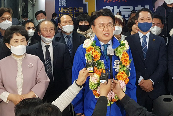 ▲ 인터뷰하는 황운하 당선인.