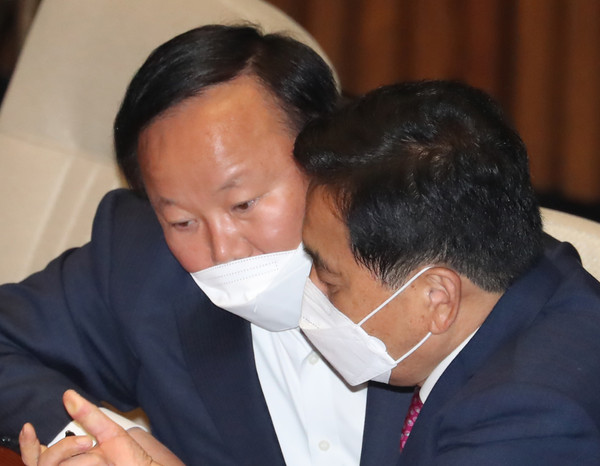 ▲ 메모로 대화하는 미래통합당 심재철 당대표 권한대행과 김재원 정책위의장.