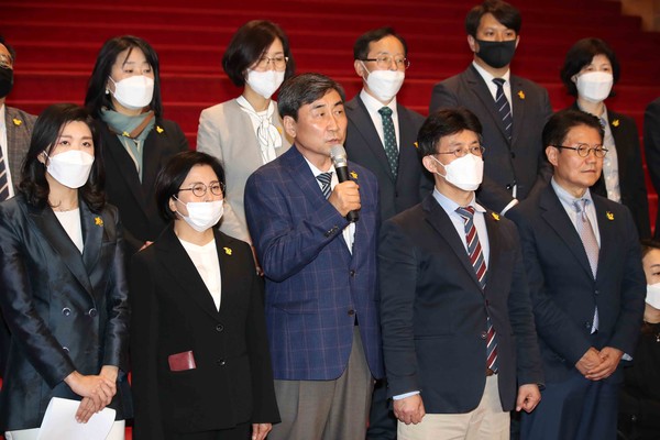 ▲ 총선 결과 밝히는 더불어시민당 우희종, 최배근 공동대표, 이종걸 상임선대위원장 및 신현영 당선인 등 비례대표 당선자들.