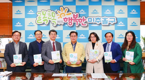 ▲ 구석구석 우리마을이야기 책자 전달식.