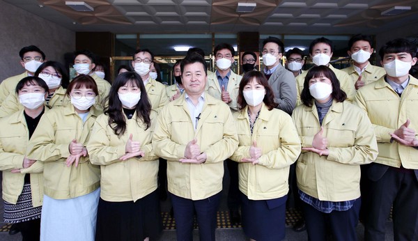 ▲ 덕분에 챌린지 동참하는 허인환 동구청장과 구청 직원들.