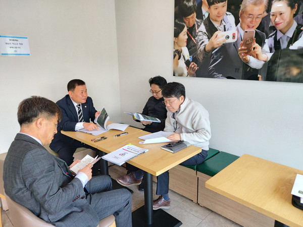 ▲ 강화군의회, 신득상 의장 청와대 대통령비서실 정무수석실 방문.