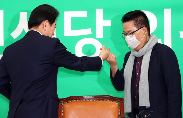 ▲ 의원총회에서 주먹인사하는 정동영(왼쪽) 의원과 박지원 의원.