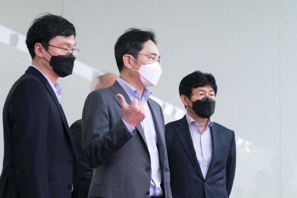 ▲ 사업장을 살피는 이재용 삼성전자 부회장.