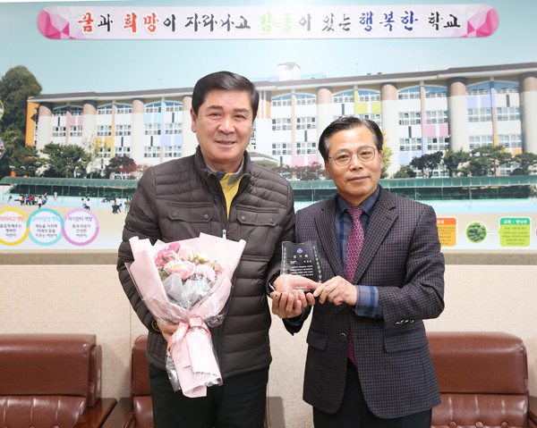 ▲ 유재광 의원 구운초교로부터 발전 공로 감사패 받아.